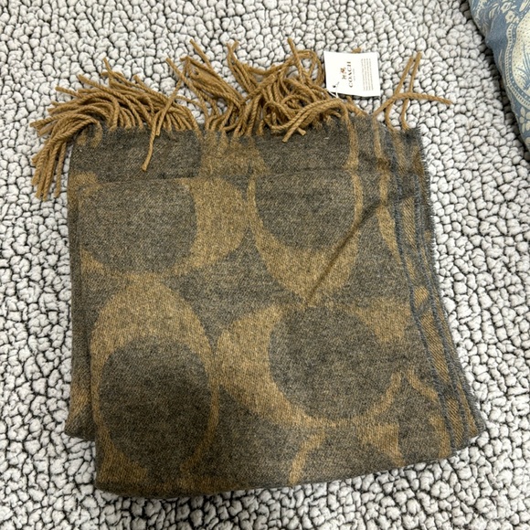Coach Scarf - Picture 1 of 3